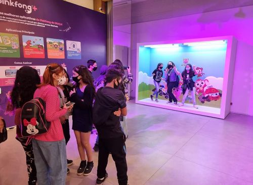 '핑크퐁 원더스타' 전시회의 포토존(상파울루=연합뉴스) 김재순 특파원 = 브라질의 10월 어린이 달을 맞아 상파울루 한국문화원이 개최한 '핑크퐁 원더스타' 전시회가 기대 이상으로 성황을 이루고 있다. 한국문화원 1층 문화마당에 마련된 전시장에는 대형 TV와 태블릿 등을 이용한 포토존이 설치됐다. 2021.10.5. fidelis21c@yna.co.kr
