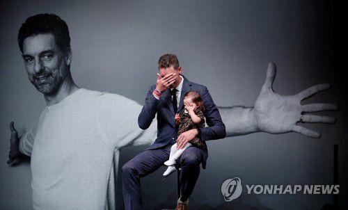 은퇴 기자회견 하는 파우 가솔.[로이터=연합뉴스]