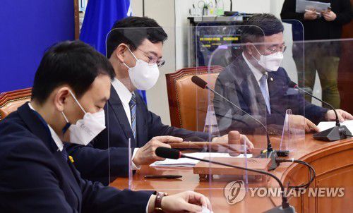 개의선언하는 민주당 송영길 대표(서울=연합뉴스) 안정원 기자 = 더불어민주당 송영길 대표가  6일 오전 서울 여의도 국회에서 열린 최고위원회의에서 개의를 선언하고 있다. [국회사진기자단] jeong@yna.co.kr