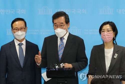 신복지 공약 발표 마친 민주당 이낙연 대선 경선 후보(서울=연합뉴스) 안정원 기자 = 더불어민주당 이낙연 대선 경선 후보가 6일 서울 여의도 국회 소통관에서  신복지 공약 8대 분야 120대 과제 발표를 마친 뒤 질의응답을 하고  있다. 2021.10.6 [국회사진기자단] jeong@yna.co.kr