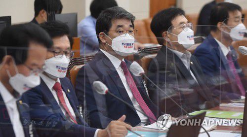 판교 대장동 특검 수용 마스크 착용한 국민의힘(서울=연합뉴스) 안정원 기자 = 국민의힘 류성걸 간사 등 의원들이 6일 서울 여의도 국회에서 열린 기획재정위원회의 기획재정부에 대한 국정감사에서 대장동 특혜의혹 특검 수용을 촉구하는 마스크를 착용하고 있다. 2021.10.6 [국회사진기자단] jeong@yna.co.kr