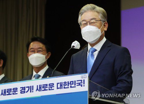 경기지역 공약 발표하는 이재명(수원=연합뉴스) 홍기원 기자 = 더불어민주당 대선 경선 후보인 이재명 경기도지사가 10월 3일 오전 경기도 수원시 경기도의회에서 경기지역 공약을 발표하고 있다. [연합뉴스 자료사진]