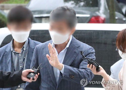 '김건희 주가조작' 의혹 관련자 구속 심사(서울=연합뉴스) 이정훈 기자 = 윤석열 전 검찰총장 부인 김건희씨 연루 의혹이 제기된 도이치모터스 주가 조작 관여자 중 한명인 이 모씨가 6일 오전  구속 전 피의자 심문(영장실질심사)을 받기 위해 서울중앙지법으로 들어서고 있다. 2021.10.6 uwg806@yna.co.kr