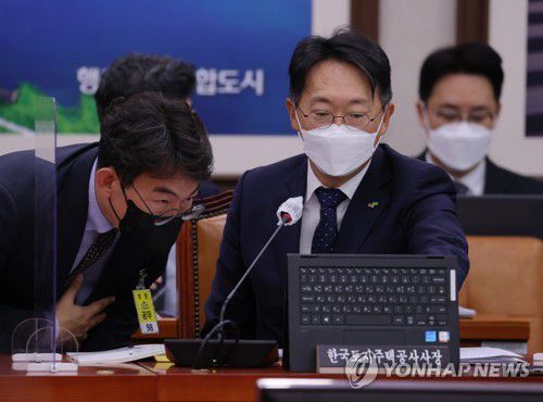 국정감사 출석한 김현준 LH사장(서울=연합뉴스) 안정원 기자 = 김현준 한국토지주택공사(LH) 사장이 7일 오전 서울 여의도 국회에서 열린 국토교통위원회의 한국토지주택공사(LH) 등에 대한 국정감사에 출석하고 있다. 2021.10.7 [국회사진기자단] jeong@yna.co.kr