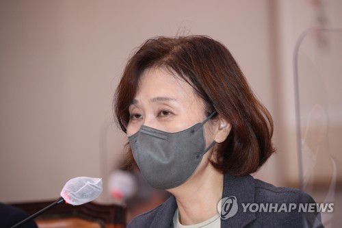 답변하는 강민아 감사원장 권한대행(서울=연합뉴스) 하사헌 기자 = 7일 오전 국회에서 열린 2021년도 법제사법위원회의 감사원 국정감사에서 강민아 감사원장 권한대행이 자료 공개 요구에 대해 답변하고 있다. 2021.10.7 [국회사진기자단] toadboy@yna.co.kr