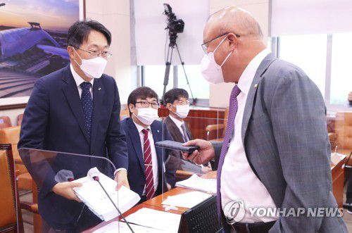 대화하는 김현준 LH 사장과 국민의힘 김희국 의원(서울=연합뉴스) 안정원 기자 = 김현준 한국토지주택공사(LH)사장이 7일 오전 서울 여의도 국회에서 열린 국토교통위원회 국정감사에 앞서 국민의힘 김희국 의원과 대화하고 있다. 2021.10.7 [국회사진기자단] jeong@yna.co.kr