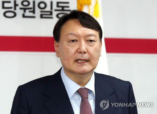 국민의힘 인천시당서 지지 호소하는 윤석열(인천=연합뉴스) 윤태현 기자 = 국민의힘 대권주자인 윤석열 전 검찰총장이 7일 오후 인천시 남동구 국민의힘 인천광역시당에서 당원들에게 지지를 호소하고 있다. 2021.10.7 tomatoyoon@yna.co.kr