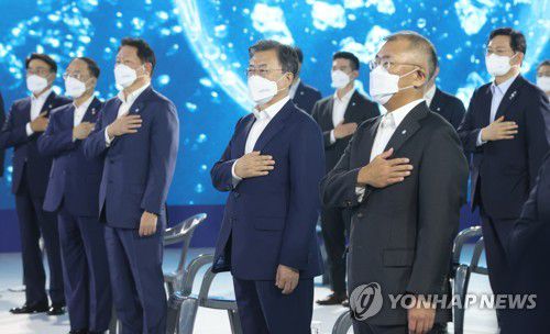 국기에 경례하는 문재인 대통령(인천=연합뉴스) 최재구 기자 = 문재인 대통령이 7일 인천광역시 서구 현대모비스 수소연료전지공장 투자 예정지에서 열린 수소경제 성과 및 수소 선도국가 비전보고에서 국기에 경례하고 있다. 2021.10.7 jjaeck9@yna.co.kr