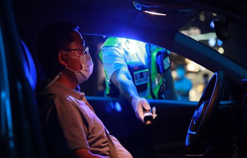 경찰이 신형 복합감지기를 이용해 음주단속 장면을 시연하고 있다.[손형주 기자]