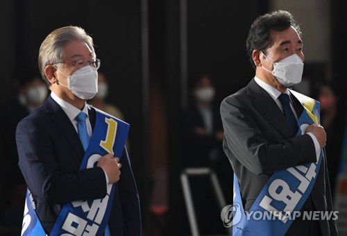 국기에 대한 경례하는 이재명과 이낙연(인천=연합뉴스) 3일 오후 인천 연수구 송도컨벤시아에서 열린 더불어민주당 제20대 대통령선거 후보자 선출을 위한 인천합동연설회에서 이재명, 이낙연 경선 후보가 국기에 대한 경례를 하고 있다. 2021.10.3 [국회사진기자단] toadboy@yna.co.kr