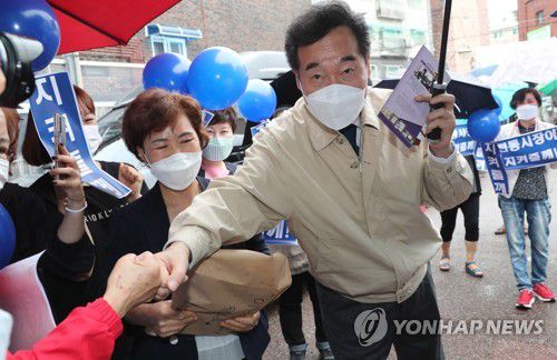 서울상인연합회 정책협약식 참석하는 민주당 이낙연(서울=연합뉴스) 더불어민주당 이낙연 대선 경선 후보가 8일 서울 금천구 비단길현대시장 상인회에서 열린 서울상인연합회 정책협약식에 참석하고 있다. 2021.10.8 [국회사진기자단] jeong@yna.co.kr