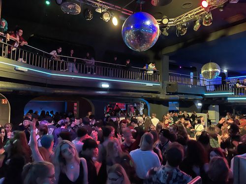 독일 나이트클럽서 K팝 즐기는 독일 10∼20대(뒤셀도르프=연합뉴스) 이 율 특파원 = 독일 10, 20대가 8일(현지시간) 뒤셀도르프 쾨 나이트클럽의 '코리안 나이트'에서 K팝을 따라 부르며 춤추고 있다.2021.10.08