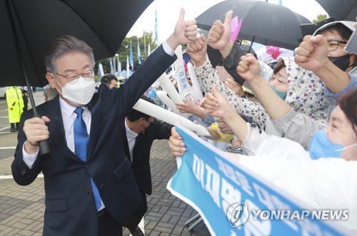 지지자들 환호에 답하는 이재명(서울=연합뉴스) 더불어민주당 이재명 대선 경선 후보가 10일 오후 서울 송파구 올림픽공원 SK올림픽핸드볼경기장에서 열린 제20대 대통령선거 후보자 선출을 위한 서울 합동연설회에 참석하며 지지자들의 환호에 엄지손가락을 들어 답하고 있다. 2021.10.10 [국회사진기자단] toadboy@yna.co.kr