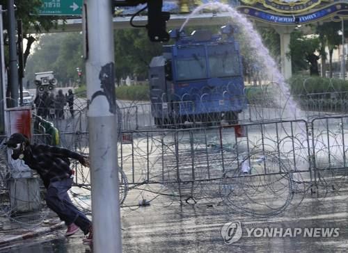 물대포를 피해 도망치는 태국 반정부 시위자. 2021.9.29[EPA=연합뉴스]