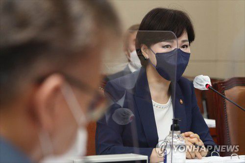 답변하는 전현희 국민권익위원장(서울=연합뉴스) 하사헌 기자 = 전현희 국민권익위원장이 12일 오전 서울 여의도 국회에서 열린 국회 정무위원회의 국민권익위원회, 국가보훈처 등에 대한 2021년도 국정감사에서 의원 질의에 답변하고 있다. 2021.10.12 [국회사진기자단] toadboy@yna.co.kr