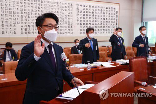 선서하는 김진욱 공수처장(서울=연합뉴스) 안정원 기자 = 김진욱 고위공직자범죄수사처(공수처) 처장이 12일 오후 서울 여의도 국회에서 열린 법제사법위원회 첫 국정감사에서 선서하고 있다. 2021.10.12 [국회사진기자단] jeong@yna.co.kr