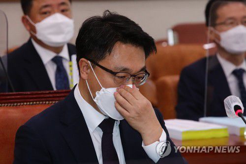 첫 국정감사 출석한 김진욱 공수처장(서울=연합뉴스) 안정원 기자 = 김진욱 고위공직자범죄수사처(공수처) 처장이 12일 오후 서울 여의도 국회에서 열린 법제사법위원회 첫 국정감사에 출석하고 있다. 2021.10.12 [국회사진기자단] jeong@yna.co.kr
