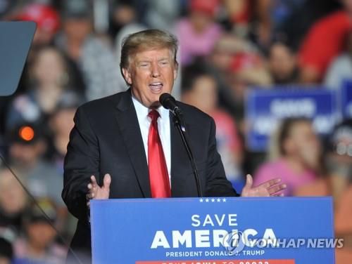 아이오와주 군중집회서 연설하는 트럼프 (디모인 EPA=연합뉴스) 도널드 트럼프 전 미국 대통령이 지난 9일(현지시간) 아이오와주 디모인에서 열린 '구국' 집회에 참석해 지지자들을 상대로 연설하고 있다. 지난 2020년 11월 대선 이후 그가 아이오와주를 방문한 것은 처음이다. 2021.10.13 photo@yna.co.kr