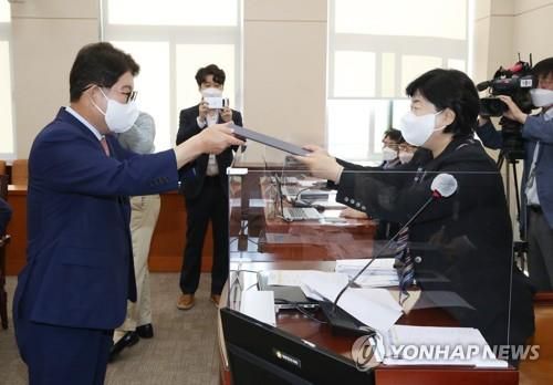 선서문 전달하는 권영진 대구광역시장     (서울=연합뉴스) 안정원 기자 = 권영진 대구광역시장이 13일 국회 행정안전위원회의 대구광역시, 전라북도 국정감사에서 선서문을 서영교 위원장에게 전달하고 있다. 2021.10.13     jeong@yna.co.kr (끝)