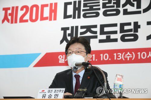 제주서 기자간담회 하는 유승민 전 의원(제주=연합뉴스) 박지호 기자 = 국민의힘 대선 경선 후보인 유승민 전 의원이 13일 오전 제주시 연삼로 국민의힘 제주도당사에서 기자간담회를 하고 있다. 2021.10.13 [제주도사진기자회] jihopark@yna.co.kr