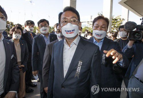 자료제출 비협조 경기도청 항의방문하는 국민의힘(수원=연합뉴스) 김도읍 정책위의장 등 국민의힘 소속 국회 정무·행안·국토위원회 의원들이 13일 오전 2021년 국정감사에서 경기도와 성남시의 자료제출 비협조에 대한 항의로 경기도 수원 팔달구 경기도청을 방문하고 있다. 2021.10.13 [국회사진기자단] toadboy@yna.co.kr