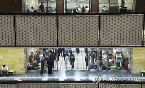 코로나19로 출입 제한되는 국정감사장(서울=연합뉴스) 안정원 기자 = 2021년 국정감사 첫날인 지난 1일 국회 외교통일위원회 회의실 앞에서 코로나19로 인한 출입 인원 제한으로 관련 부처 직원들이 복도에서 대기하고 있는 모습. [국회사진기자단]