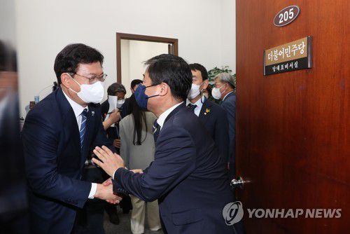 당무위원들과 인사하는 송영길 대표(서울=연합뉴스) 하사헌 기자 = 더불어민주당 대선 경선에서 불거진 '무효표 논란'과 관련해  '결선 투표'를 주장하는 이낙연 후보 측의 이의제기로 13일 오후 국회에서 열린 당무위원회의가 종료된 후 송영길 대표가 회의를 마치고 나오는 당무위원들과 인사하고 있다. 2021.10.13 [국회사진기자단] toadboy@yna.co.kr