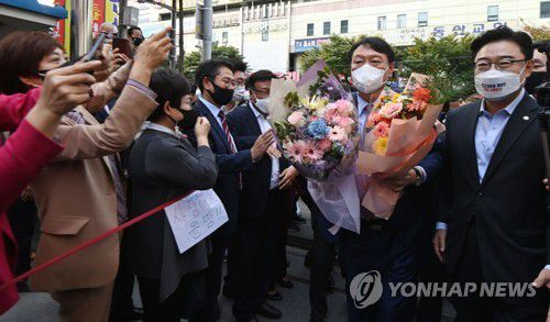 환호받으며 경기도당 당직자 간담회 참석하는 윤석열(수원=연합뉴스) 국민의힘 윤석열 대선 경선 후보가 14일 경기도 수원시 장안구 국민의힘 경기도당에서 열린 '경기도당 주요 당직자 간담회'에 지지자들의 환호를 받으며 참석하고 있다. [국회사진기자단] toadboy@yna.co.kr
