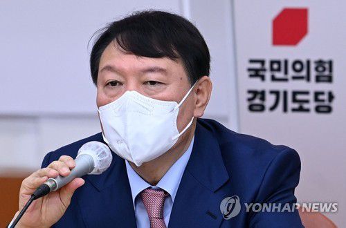 당원들 질문에 답하는 윤석열 대선 경선 후보(수원=연합뉴스) 국민의힘 윤석열 대선 경선 후보가 14일 경기도 수원시 장안구 국민의힘 경기도당에서 열린 '경기도당 주요당직자 간담회'에서 당원들의 질문에 답하고 있다. [국회사진기자단] toadboy@yna.co.kr