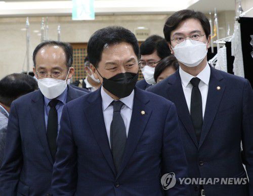 고 이완구 전 총리 빈소 찾은 김기현 원내대표(서울=연합뉴스) 안정원 기자 = 국민의힘 김기현 원내대표가 14일 오후 서울 서초구 서울성모병원 장례식장에 마련된 고(故) 이완구 전 국무총리의 빈소를 찾고 있다. 2021.10.14 jeong@yna.co.kr