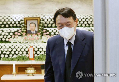 이완구 전 국무총리 조문 마친 윤석열 후보(서울=연합뉴스) 안정원 기자 = 국민의힘 윤석열 대선 경선후보가 14일 서울 서초구 서울성모병원 장례식장에 마련된 고(故) 이완구 전 국무총리 빈소를 찾아 조문한 뒤 빈소를 나서고 있다. 2021.10.14 jeong@yna.co.kr