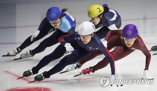 5월 쇼트트랙 국가대표 선발전 경기 모습(서울=연합뉴스) 박동주 기자 = 8일 서울 노원구 태릉빙상장에서 열린 2021-2022시즌 쇼트트랙 국가대표 2차 선발대회 여자부 1500m 결승. 이유빈(노란색 모자), 최민정(파란색 모자), 심석희(흰색 모자) 등 선수들이 질주하고 있다. 2021.5.8 pdj6635@yna.co.kr