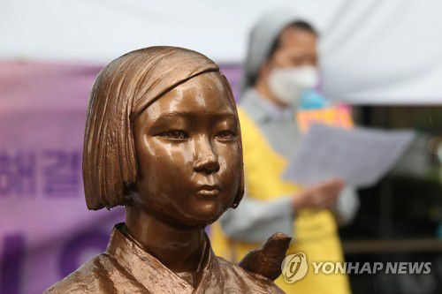 지난달 29일 서울 종로구 옛 일본대사관 앞 평화의소녀상에서 '1511차 일본군성노예제 문제해결을 위한 정기 수요시위'가 열리고 있다. [연합뉴스 자료사진]