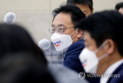 김희곤 정무위 국민의힘 간사(서울=연합뉴스) 하사헌 기자 = 국회 정무위 김희곤 국민의힘 간사가 지난 13일 서울 여의도 국회에서 열린 정무위원회의 개인정보보호위원회, 가습기살균제사건과 4·16세월호참사 특별조사위원회 등에 대한 국정감사에 앞서 증인 채택과 관련해 의사진행 발언을 하고 있다. 2021.10.13 [국회사진기자단] toadboy@yna.co.kr