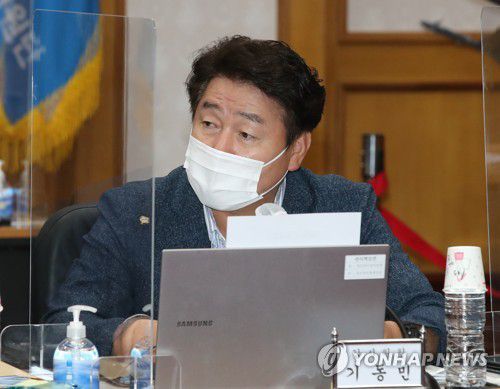 질의하는 기동민 의원(계룡=연합뉴스) 김준범 기자 = 더불어민주당 기동민 의원이 14일 오전 충남 계룡대에서 열린 국회 국방위원회의 공군본부에 대한 국정감사에서 질의하고 있다. 2021.10.14 [공동취재] psykims@yna.co.kr