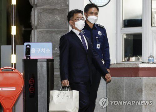 구치소 나서는 김만배 씨(의왕=연합뉴스) 윤동진 기자 = 대장동 개발 로비·특혜 의혹의 핵심 인물인 화천대유자산관리(화천대유) 대주주 김만배 씨가 구속영장이 기각되자 15일 경기도 의왕 서울구치소를 나서고 있다. 2021.10.15 mon@yna.co.kr