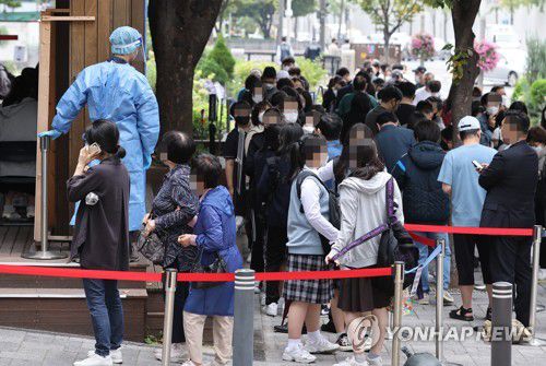 오늘도 선별진료소 앞은(서울=연합뉴스) 서명곤 기자 = 15일 오전 서울 송파구보건소 선별진료소에서 시민들이 신종 코로나바이러스 감염증 검사를 받기 위해 대기하고 있다. 2021.10.15 seephoto@yna.co.kr