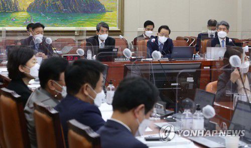 국감 출석한 기관장(서울=연합뉴스) 안정원 기자 = 15일 서울 여의도 국회에서 열린 정무위원회 국정감사에 이계문 서민금융진흥원장(왼쪽부터), 이동걸 산업은행장, 윤대희 신용보증기금 이사장, 윤종원 기업은행장이 출석했다. 2021.10.15 [국회사진기자단] jeong@yna.co.kr