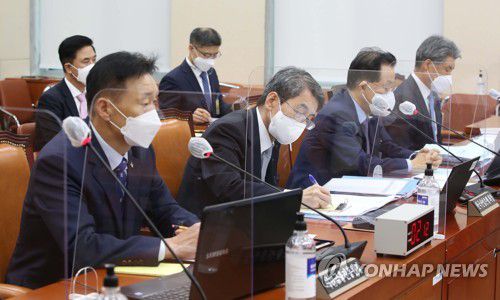 국감 출석한 기관장(서울=연합뉴스) 안정원 기자 = 15일 서울 여의도 국회에서 열린 정무위원회 국정감사에 이계문 서민금융진흥원장(왼쪽부터), 이동걸 산업은행장, 윤대희 신용보증기금 이사장, 윤종원 기업은행장이 출석했다.  2021.10.15 [국회사진기자단] jeong@yna.co.kr