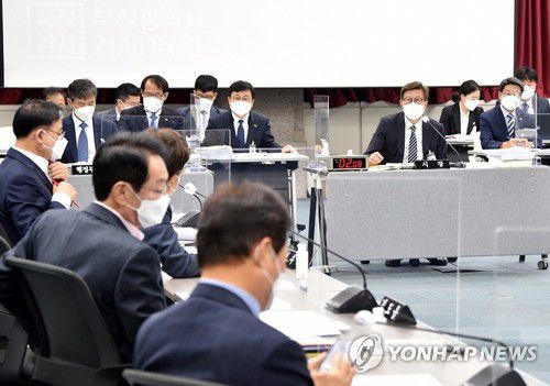 국회 행안위 부산시 국정감사(부산=연합뉴스) 15일 부산시청 대회의실에서 2021년 국회 행정안전위원회 국정감사가 진행 중이다. 2021.10.15 [부산시 제공·재판매 및 DB 금지] pitbull@yna.co.kr