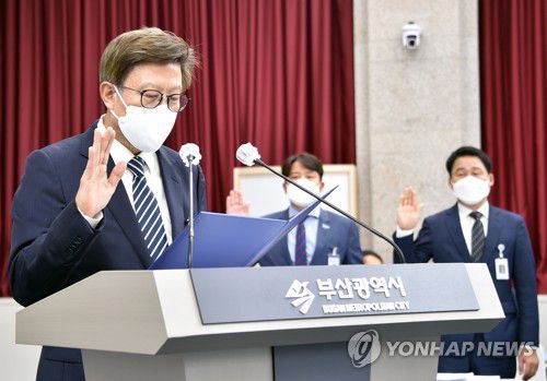 선서하는 박형준 부산시장(부산=연합뉴스) 15일 오후 부산 연제구 부산시청에서 열린 국회 행정안전위원회가 부산시청을 상대로 한 국정감사에서 박형준 부산시장이 선서하고 있다. 2021.10.15 [사진공동취재단] handbrother@yna.co.kr