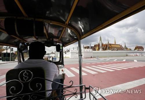 왓프라깨우 사원 밖에서 손님을 기다리는 뚝뚝 운전사. 2021.10.12[EPA=연합뉴스]