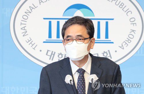 의원직 사퇴하는 무소속 곽상도 의원(서울=연합뉴스) 안정원 기자 = 무소속 곽상도 의원이 아들의 '화천대유 퇴직금 50억원' 논란과 관련 2일 오전 서울 여의도 국회 소통관에서 국회의원직을 사퇴한다고 밝히고 있다. 2021.10.2 jeong@yna.co.kr