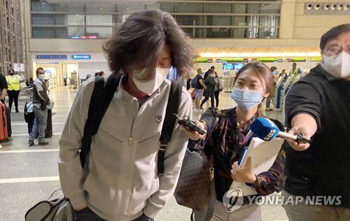 취재진 질문 받으며 이동하는 '대장동 개발 주도' 남욱 변호사(로스앤젤레스=연합뉴스) 정윤섭 특파원 = 성남 대장동 개발 로비·특혜 의혹의 핵심 인물 남욱 변호사가 16일 오후(현지시간) 미국 캘리포니아주 로스앤젤레스(LA) 국제공항 톰 브래들리 터미널에서 한국행 비행기 탑승수속을 위해 도착한 뒤 취재진의 질문을 받고 있다.  2021.10.17 jamin74@yna.co.kr