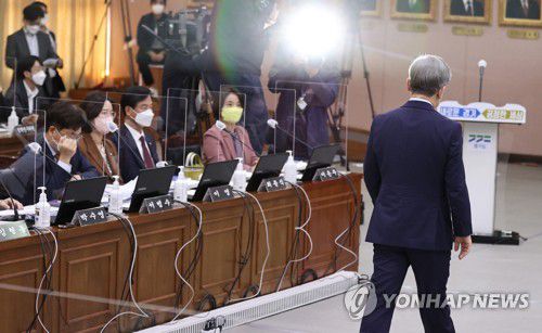 자리로 돌아가는 이재명(수원=연합뉴스) 홍기원 기자 = 더불어민주당 대선 후보인 이재명 경기도지사가 18일 경기도 수원시 경기도청에서 열린 국회 행정안전위원회의 경기도에 대한 국정감사에서 증인선서문을 전달한 후 자리로 돌아가고 있다. 2021.10.18 [경기사진공동취재단] xanadu@yna.co.kr