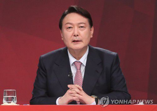 TV 토론하는 윤석열(부산=연합뉴스) 국민의힘 윤석열 대선 경선 후보가 18일 오후 부산MBC에서 제4차 TV 토론을 하고 있다. 2021.10.18 [사진공동취재단] ccho@yna.co.kr