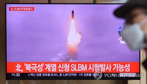 북한, SLBM 추정 단거리 탄도미사일 발사(서울=연합뉴스) 임화영 기자 = 19일 오후 서울역 대합실에 설치된 모니터에서 북한의 단거리 탄도미사일 발사 관련 뉴스가 나오고 있다. 2021.10.19 hwayoung7@yna.co.kr