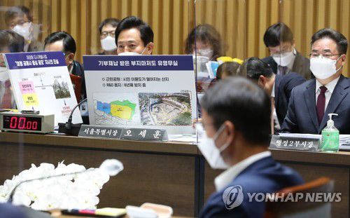 오세훈 시장, 손팻말 답변(서울=연합뉴스) 전수영 기자 = 오세훈 서울시장이 19일 서울시청에서 열린 국회 행정안전위원회의 서울시 국정감사 에서 국민의힘 의원의 `대장동 도시개발사업'에 대한 질의에 손팻말을 들고 답하고 있다. 2021.10.19 [국회사진기자단] swimer@yna.co.kr