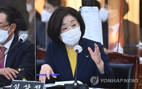 질의하는 심상정     (수원=연합뉴스) 정의당 심상정 의원이 20일 경기도 수원시 경기도청에서 열린 국회 국토교통위원회의 경기도에 대한 국정감사에서 질의하고 있다. 2021.10.20 [경기사진공동취재단]