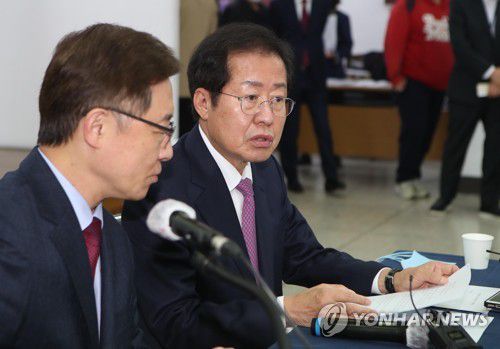 대장동 특검 촉구하는 홍준표(대구=연합뉴스) 김현태 기자 = 국민의힘 대권주자인 홍준표 의원이 20일 대구시당에서 열린 '대장동 비리 관련 특검 촉구' 기자회견에서 발언하고 있다. 2021.10.20 mtkht@yna.co.kr